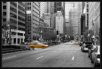 Желтое такси в пустынном городе