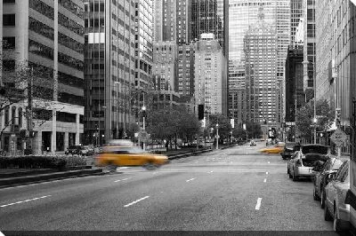 Желтое такси в пустынном городе