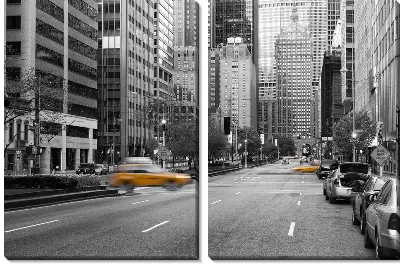 Желтое такси в пустынном городе