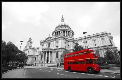 Красный автобус на фоне Собора Святого Павла