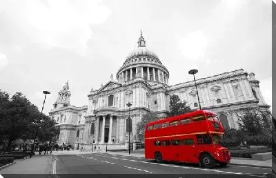 Красный автобус на фоне Собора Святого Павла