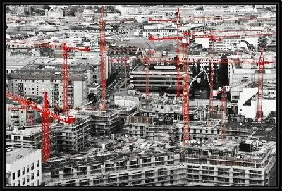 Большая стройка с красными кранами