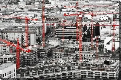 Большая стройка с красными кранами