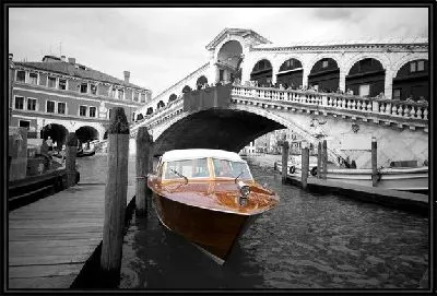 Картина Лодка на фоне венецианского моста