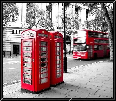 Лондонский пейзаж с красными телефонными будками и автобусом