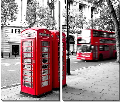 Лондонский пейзаж с красными телефонными будками и автобусом