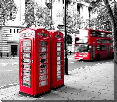 Лондонский пейзаж с красными телефонными будками и автобусом