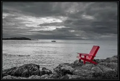 Красный стул на берегу
