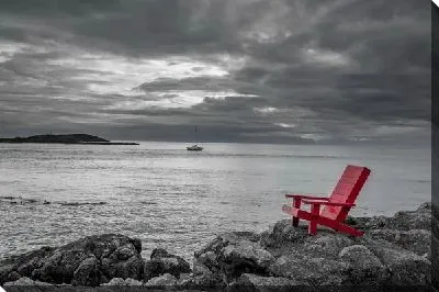 Красный стул на берегу