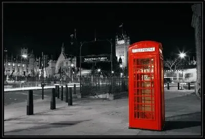 Телефонная будка ночью