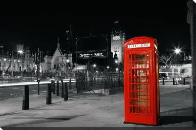 Телефонная будка ночью