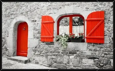 Красные дверь и оконные створки