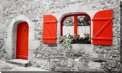 Красные дверь и оконные створки