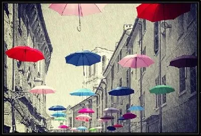 Улицы с разноцветными зонтами