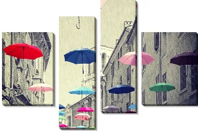 Улицы с разноцветными зонтами