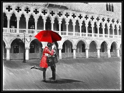 Пара под зонтом на площади Сан Марко в Венеции