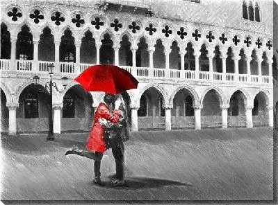 Пара под зонтом на площади Сан Марко в Венеции