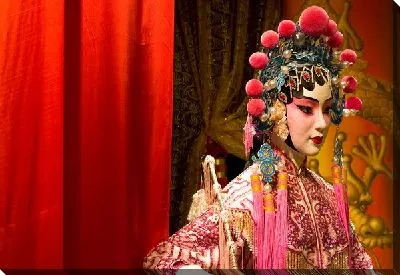 Китаянка в национальном костюме