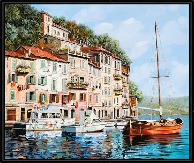 Лодки на фоне домов