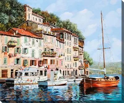 Лодки на фоне домов