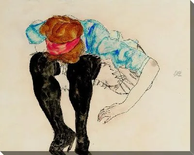 Рыжеволосая девушка в черных чулках