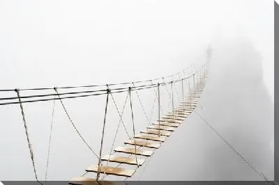 Подвесной канатный мост в тумане