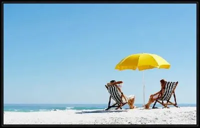 Картина Мужчина и девушка в шезлонгах и под зонтом на морском берегу