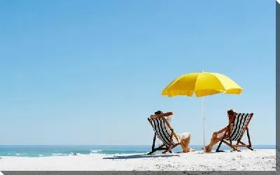 Постер Мужчина и девушка в шезлонгах и под зонтом на морском берегу