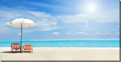 Постер Пляж с шезлонгами и зонтом