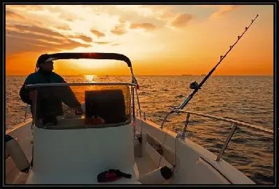 Рыбак в лодке на закате