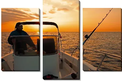Рыбак в лодке на закате