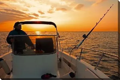 Рыбак в лодке на закате