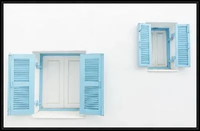 Окна с голубыми ставнями