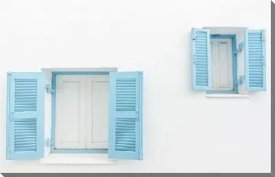 Окна с голубыми ставнями