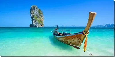 Постер Лодка в море на фоне горы