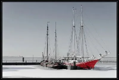 Картина Красная парусная яхта у берега