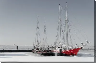 Постер Красная парусная яхта у берега