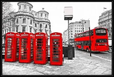 Красные телефонные будки и красный автобус в Лондоне