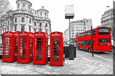 Красные телефонные будки и красный автобус в Лондоне