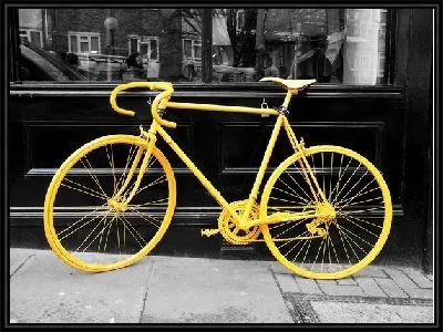 Жёлтый велосиед на черно-белом фоне