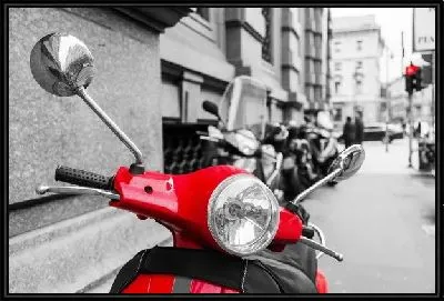 Красный мопед на черно-белом фоне