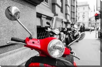Красный мопед на черно-белом фоне
