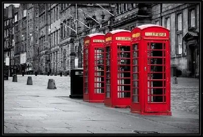 Телефонные будки в ряд