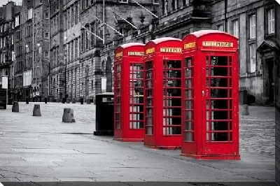 Телефонные будки в ряд