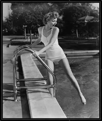 Картина Девушка у бассейна