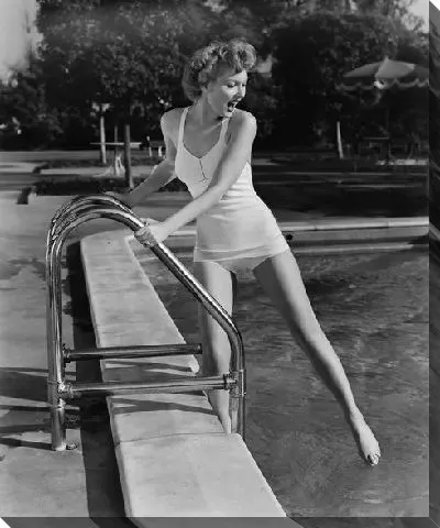 Постер Девушка у бассейна