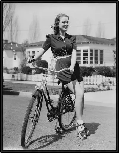 Картина Девушка на велосипеде №2