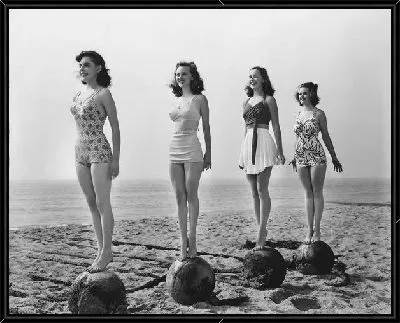 Девушки на берегу