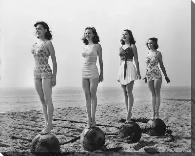 Девушки на берегу