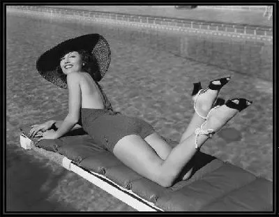 Девушка на шезлонге